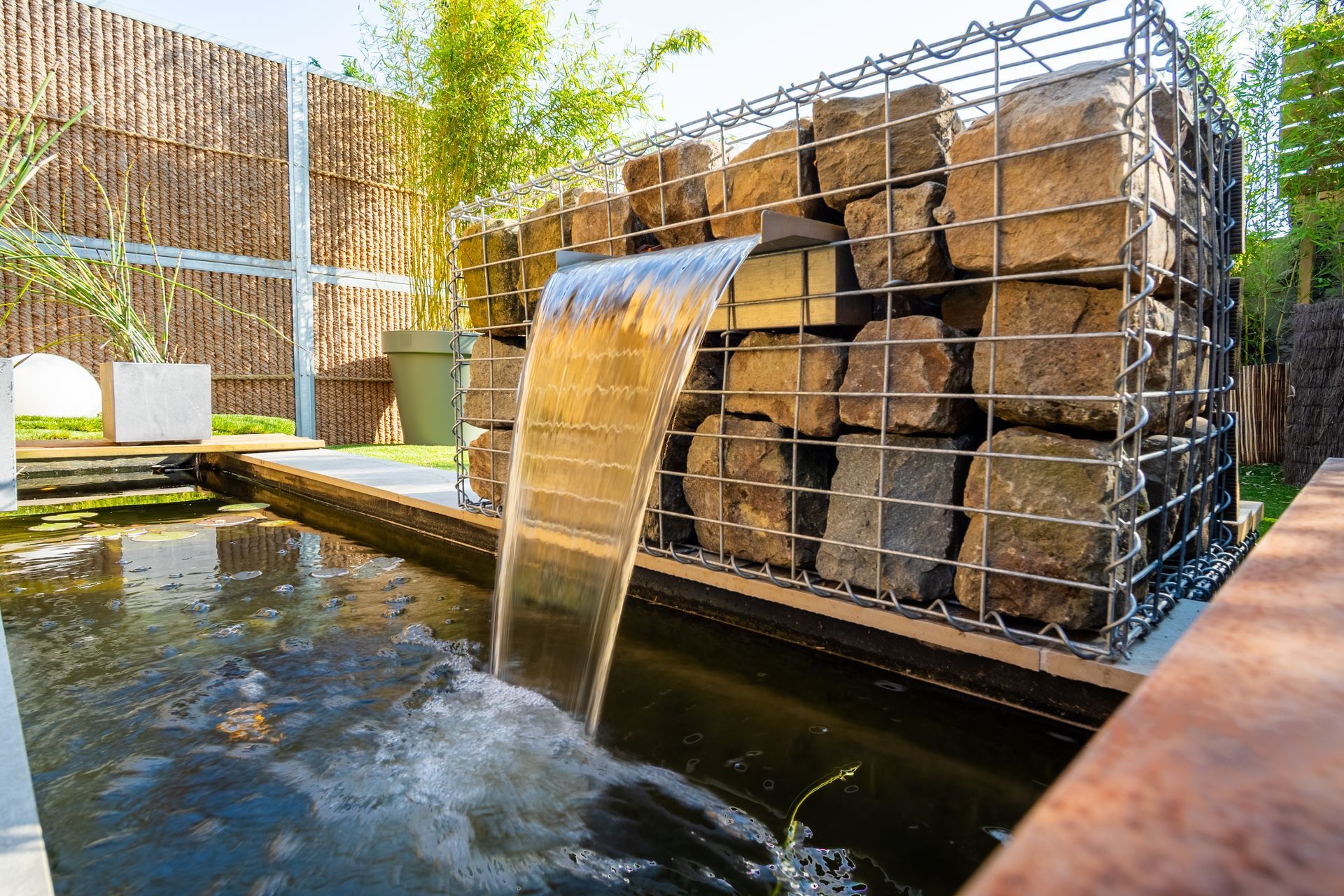 Plans d'eau, poissons et chutes d'eau jardin exotique W'O Waterloo