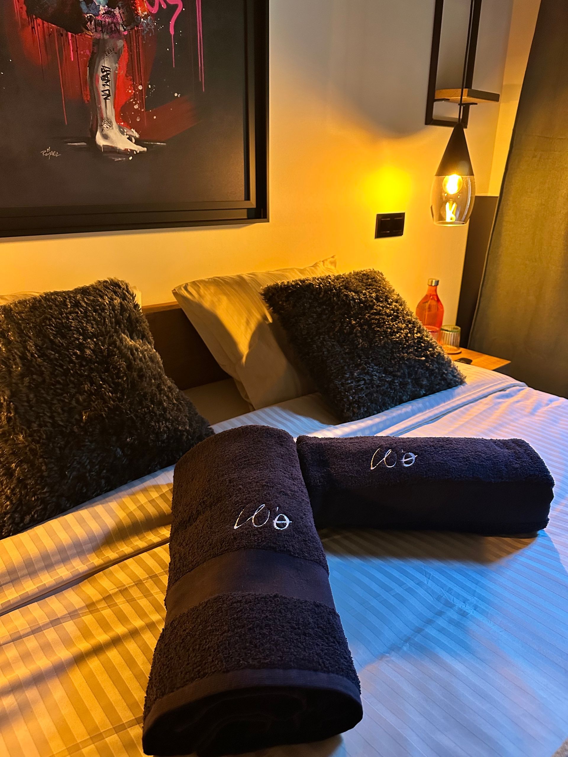 The Lion's Suite, lit W'O Waterloo
