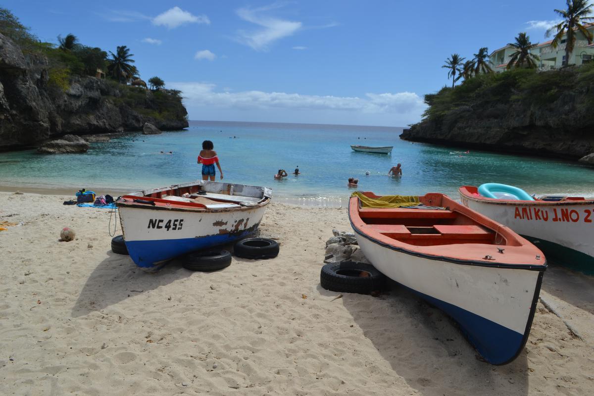 strandje-in Curacao-met-authentieke-bootjes