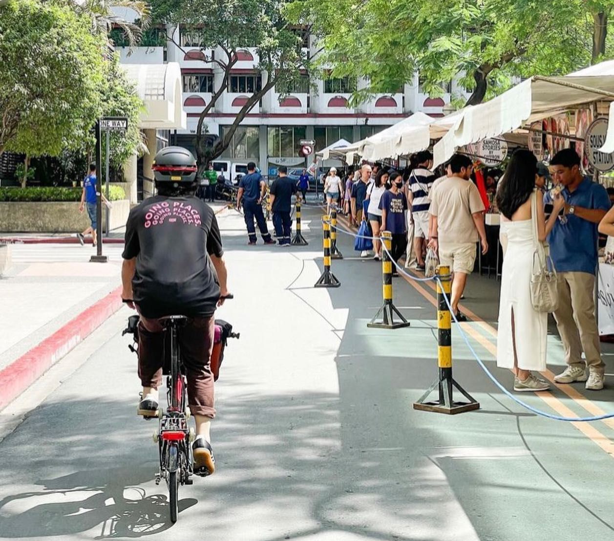 The active and modern lifestyle of the Makati Central Business District near hotels like Picasso Boutique.