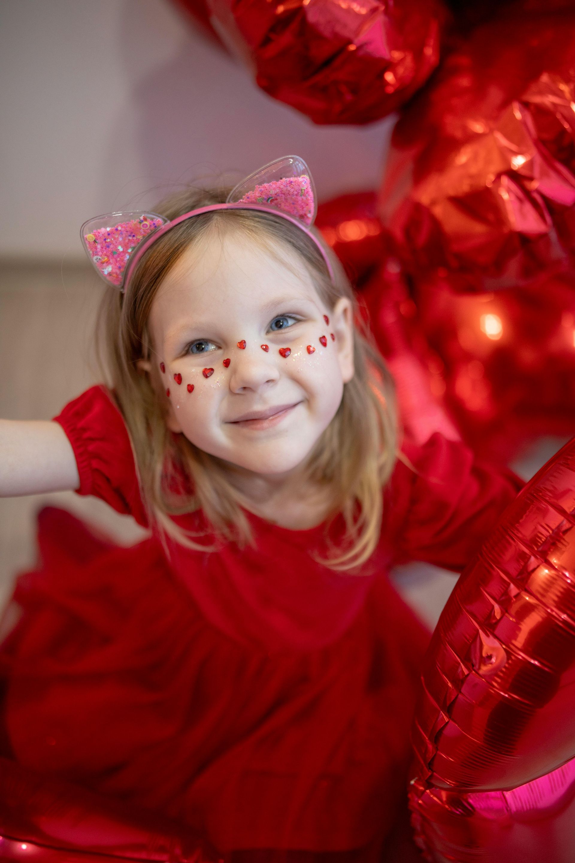 Glad bursdagsjente i rød kjole