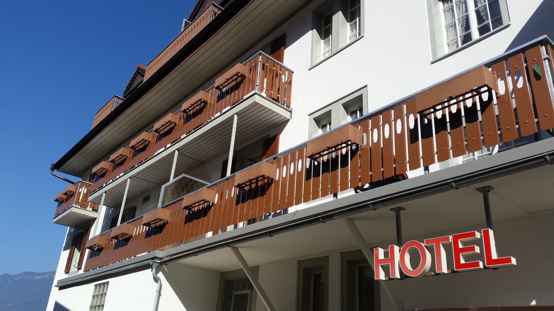 Balkongeländer mit Blechfüllung