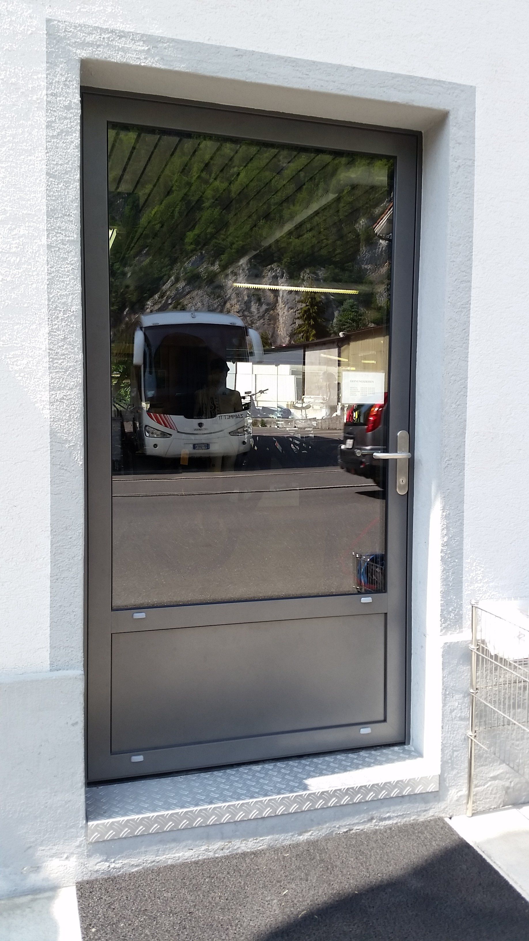 Eingangstüre aus Aluminium