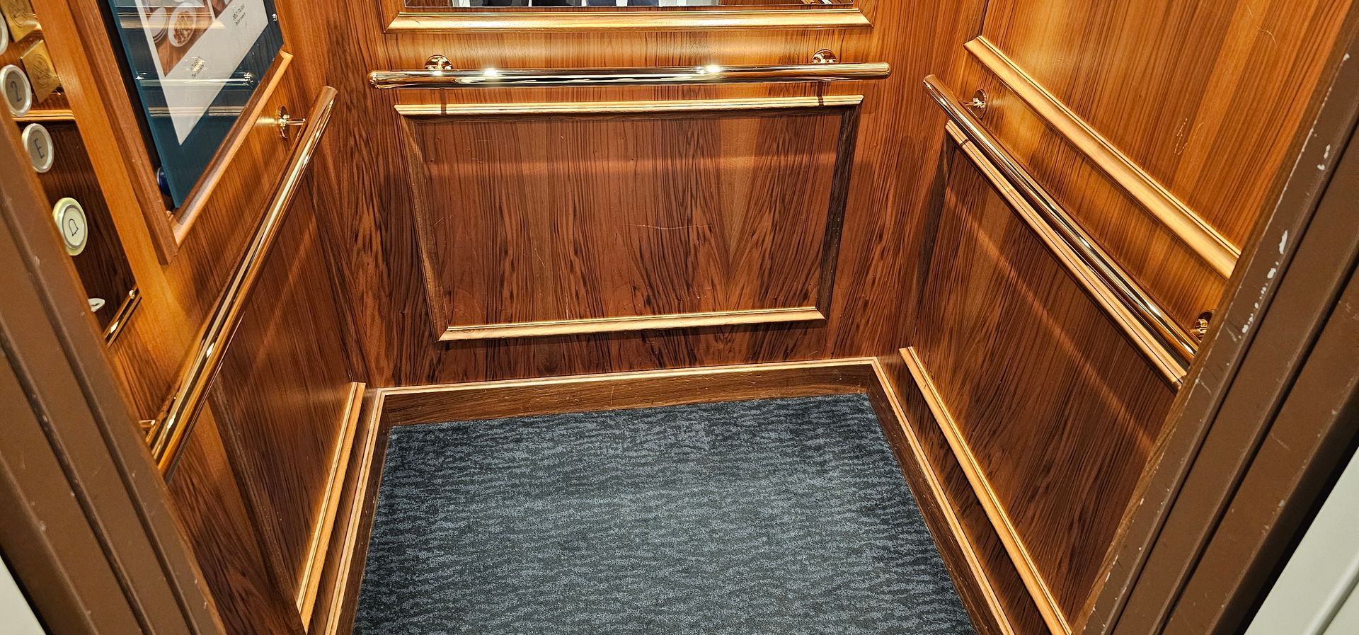 Haltestangen in Personenlift