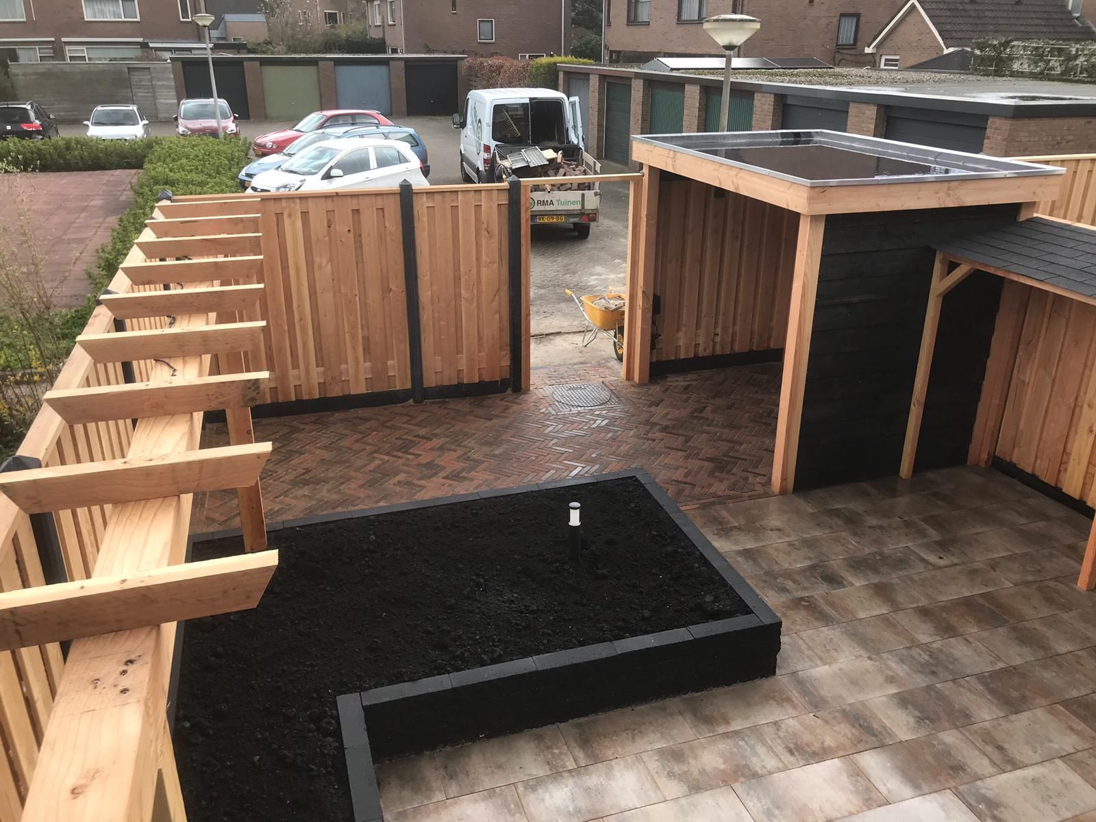 Timmerwerk, overkapping, pergola, houthok, bloeiende planten, visgraat klinkers, gebakken klinkers,