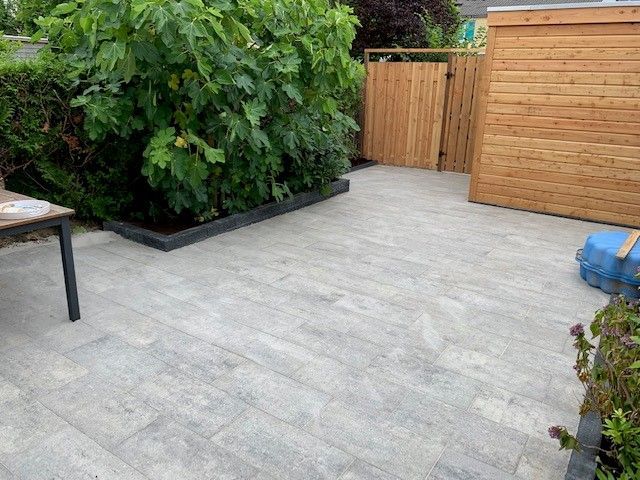 Tuinaanleg, borders, schuur, schutting, douglas, houtbouw