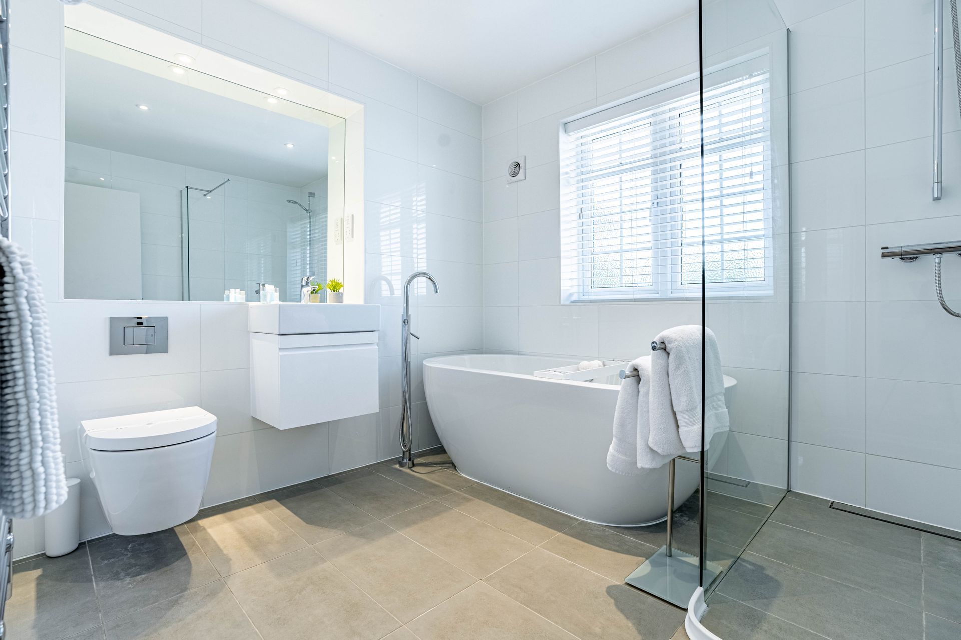 faculty main bathroom celador apartments