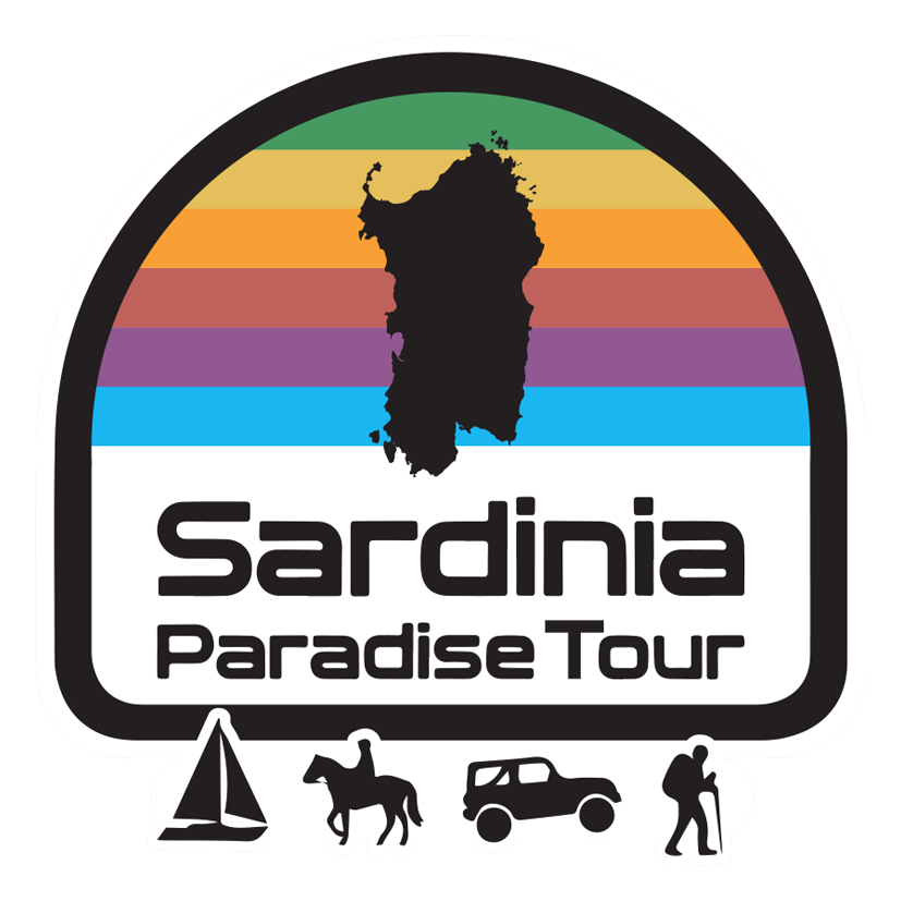 Logo del tour Sardinia Paradise. Silhouette dell'isola della Sardegna su sfondo arcobaleno, riquadro bianco e bordo nero.