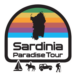 Logo del tour Sardinia Paradise. Silhouette dell'isola della Sardegna su sfondo arcobaleno, riquadro bianco e bordo nero.