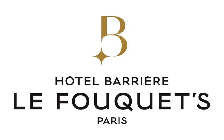 Le logo de l'hôtel barrière le fouquet's paris est sur fond blanc.