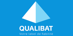 Logo QUALIBAT sur fond bleu : pyramide blanche, texte blanc « QUALIBAT » et « Votre label de fiabilité ».