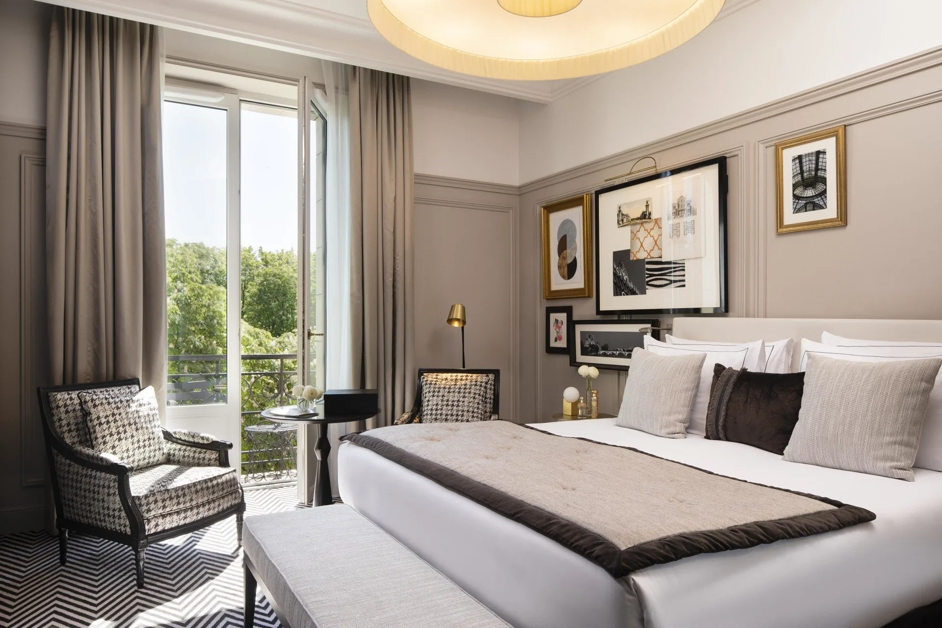 Une chambre d'hôtel avec un grand lit, des chaises et un balcon.