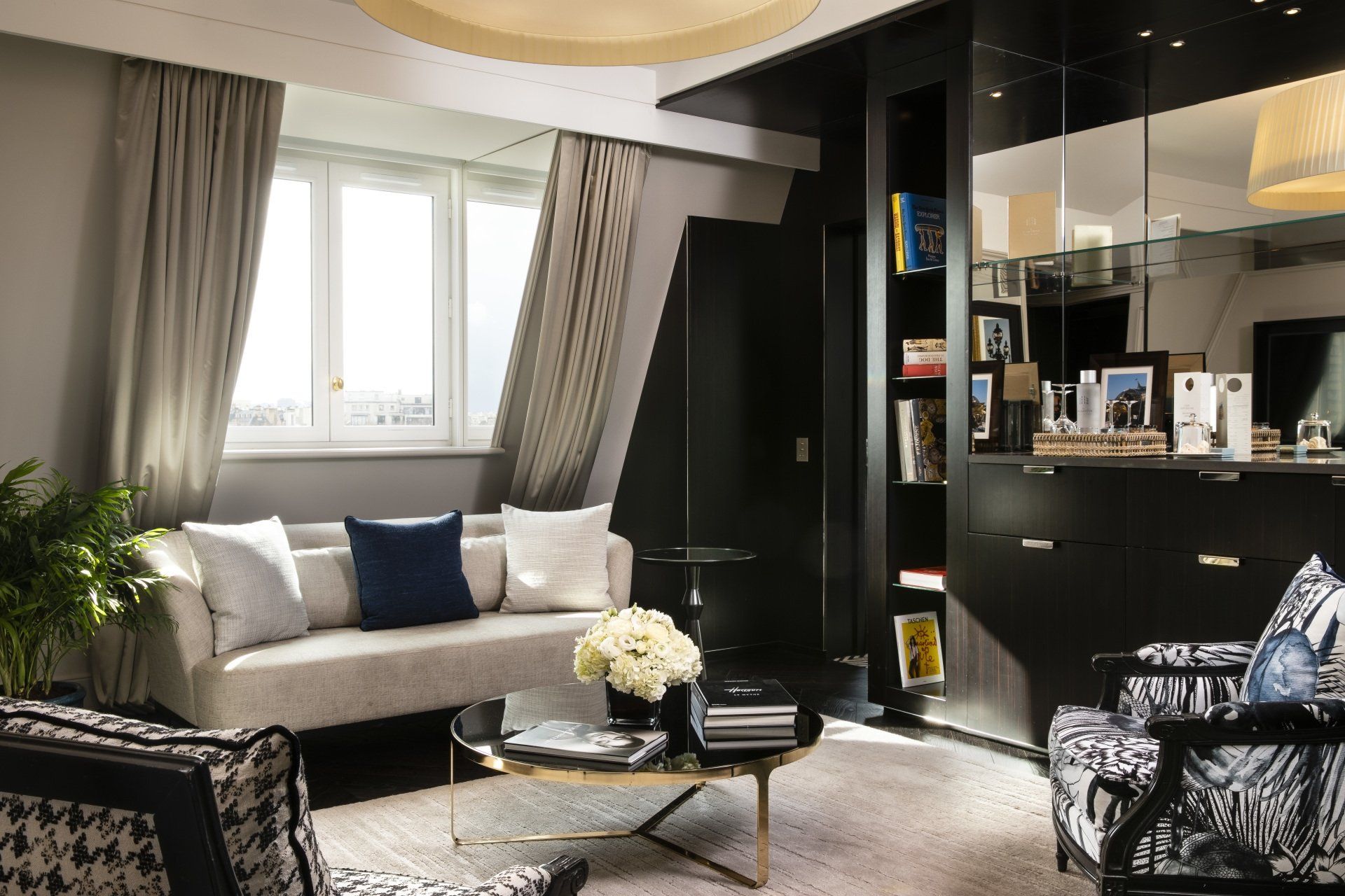 Un salon avec un canapé, des chaises et une table basse