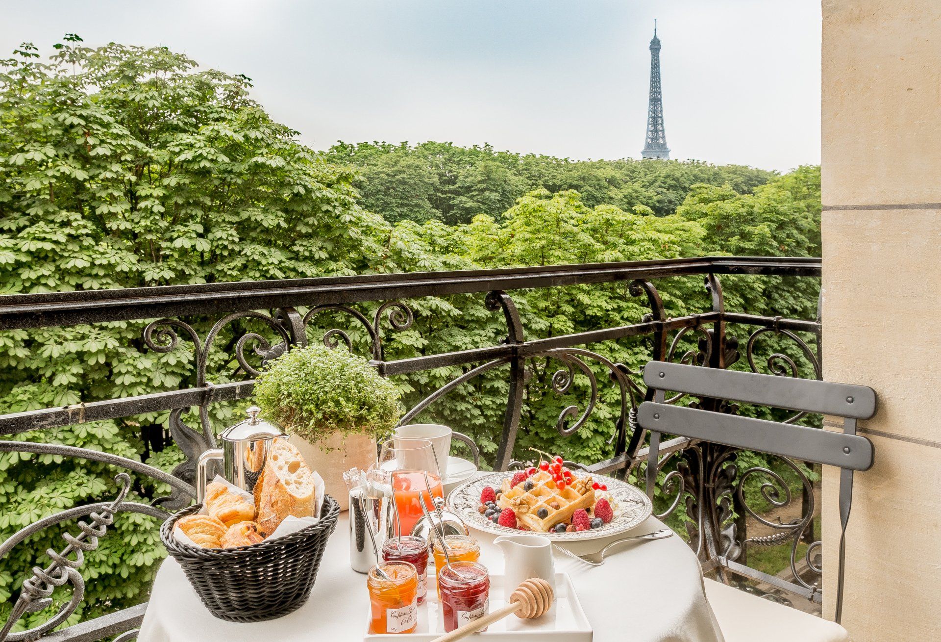 Maison Bourgeoise le Damantin - déjeuner avec vue - chambre deluxe vue tour Eiffel