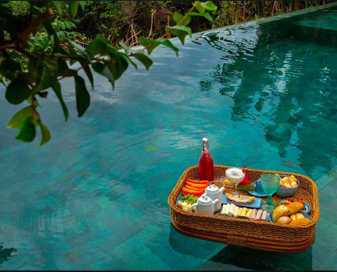 Uma bandeja de comida está flutuando em uma piscina