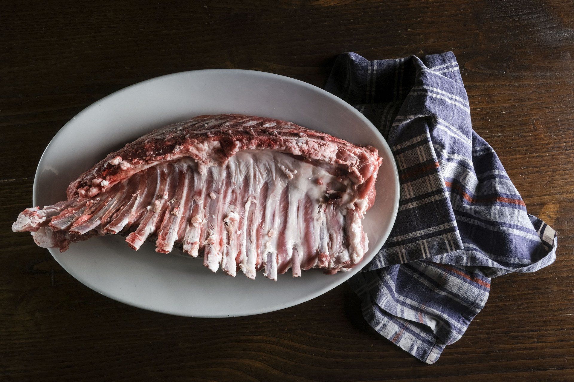 Una costata di carne cruda