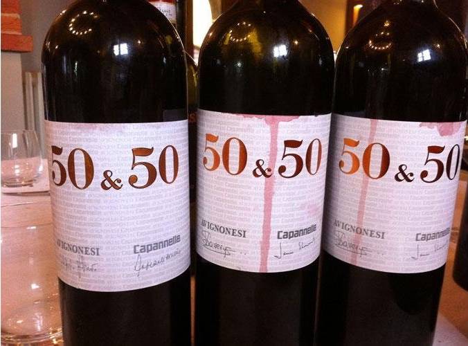 Tre bottiglie di vino allineate su un tavolo