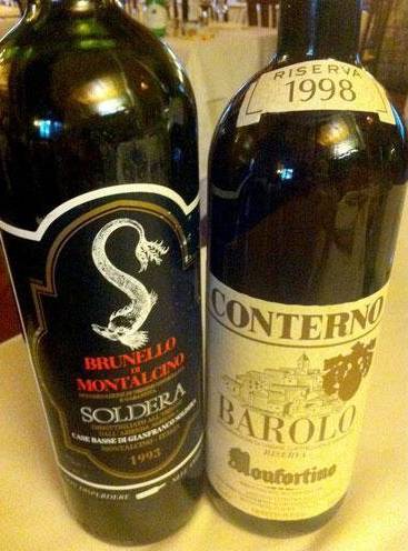 Due bottiglie di vino una accanto all'altra su un tavolo.