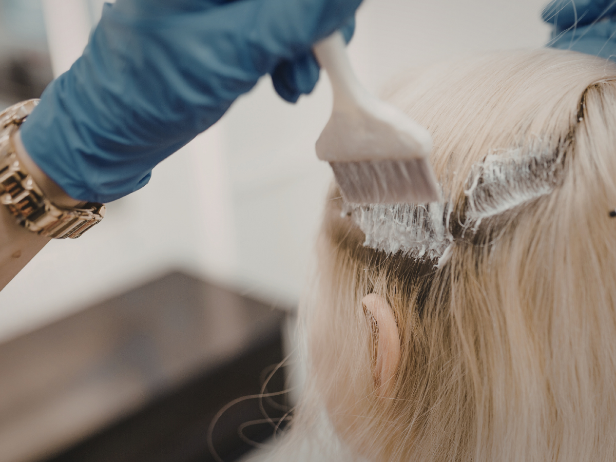 Blonde hair lightening process with controlled bleach application at the roots