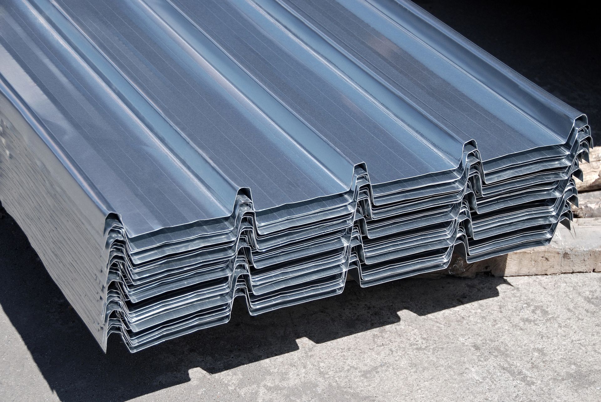 Pila de láminas de cubierta de metal corrugado, listas para la construcción.
