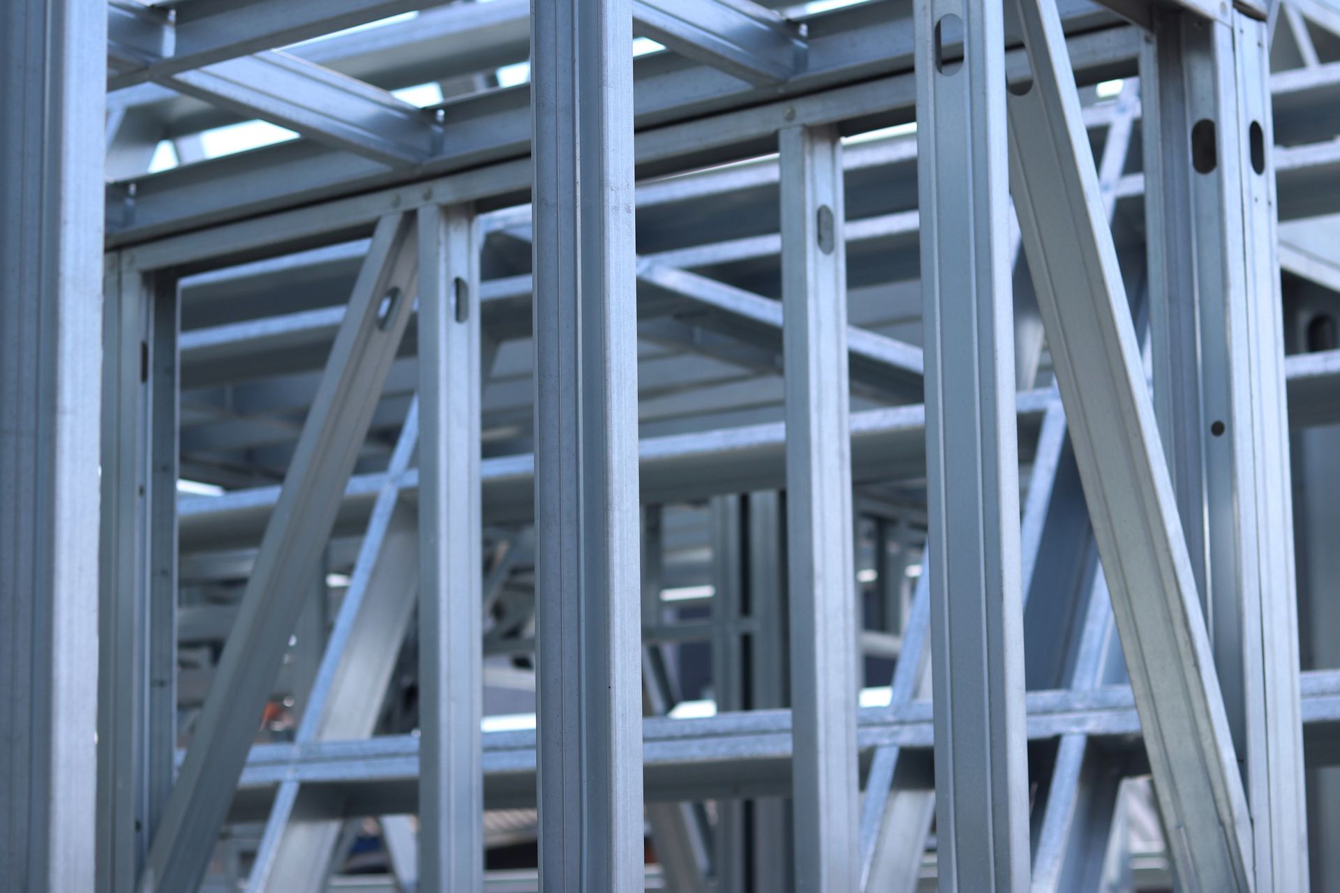 Estructura metálica de un edificio en construcción con arriostramientos diagonales y montantes verticales.