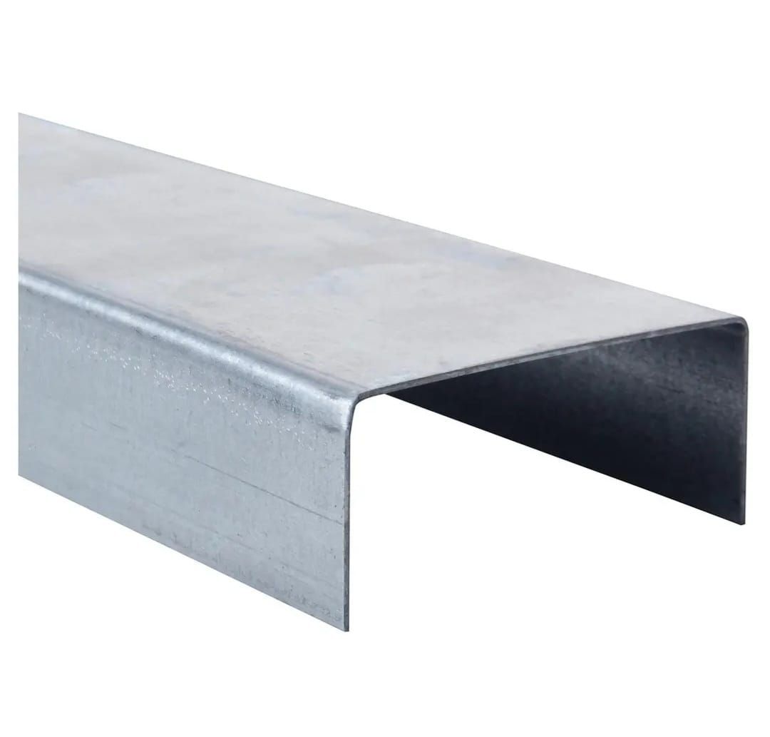 Estructura metálica de un edificio en construcción con arriostramientos diagonales y montantes verticales.