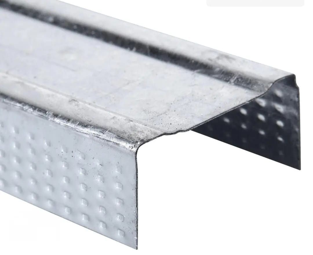 Estructura metálica de un edificio en construcción con arriostramientos diagonales y montantes verticales.