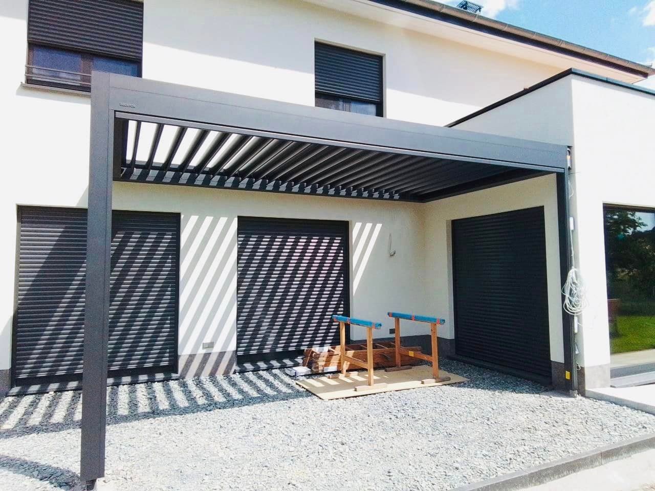 Une maison blanche avec une pergola devant