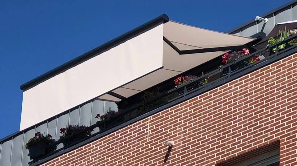 Un bâtiment en briques avec un auvent blanc sur le toit
