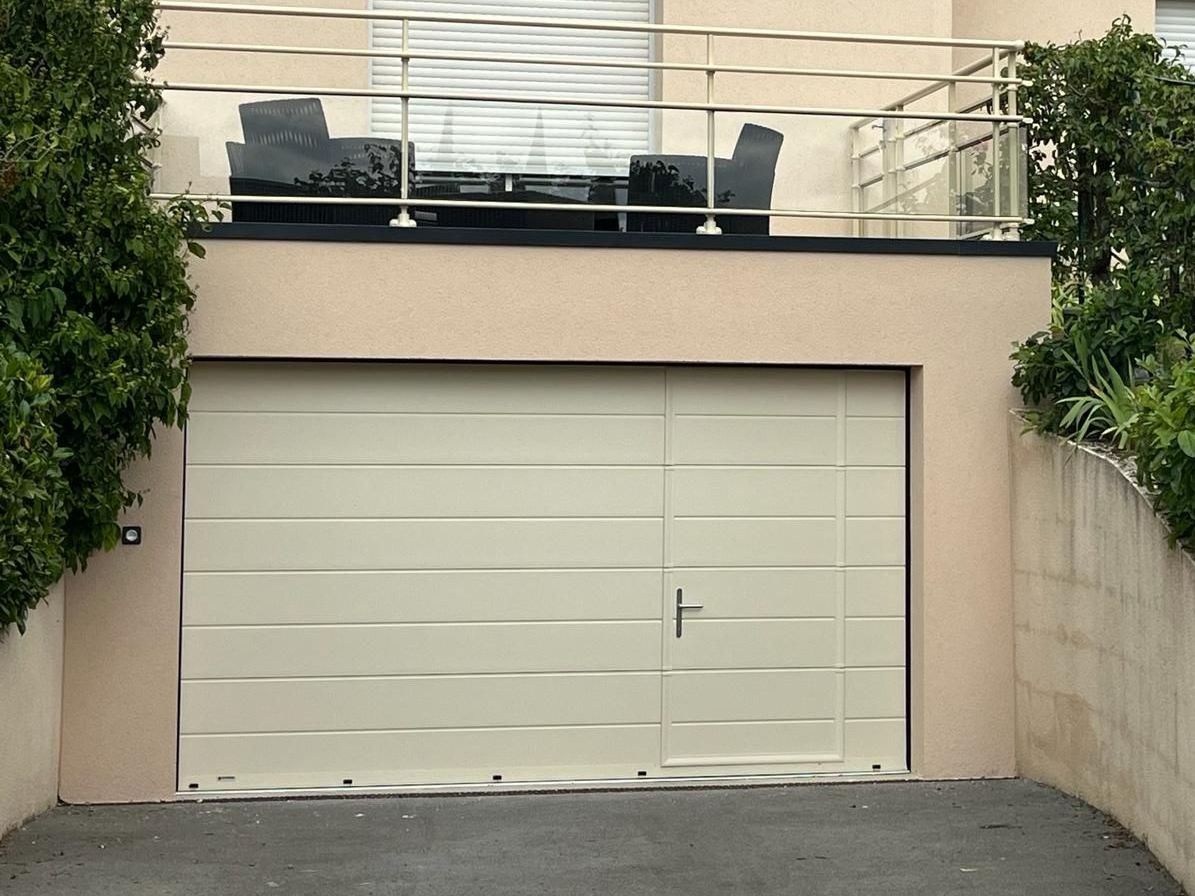Une porte de garage blanche avec un balcon au-dessus