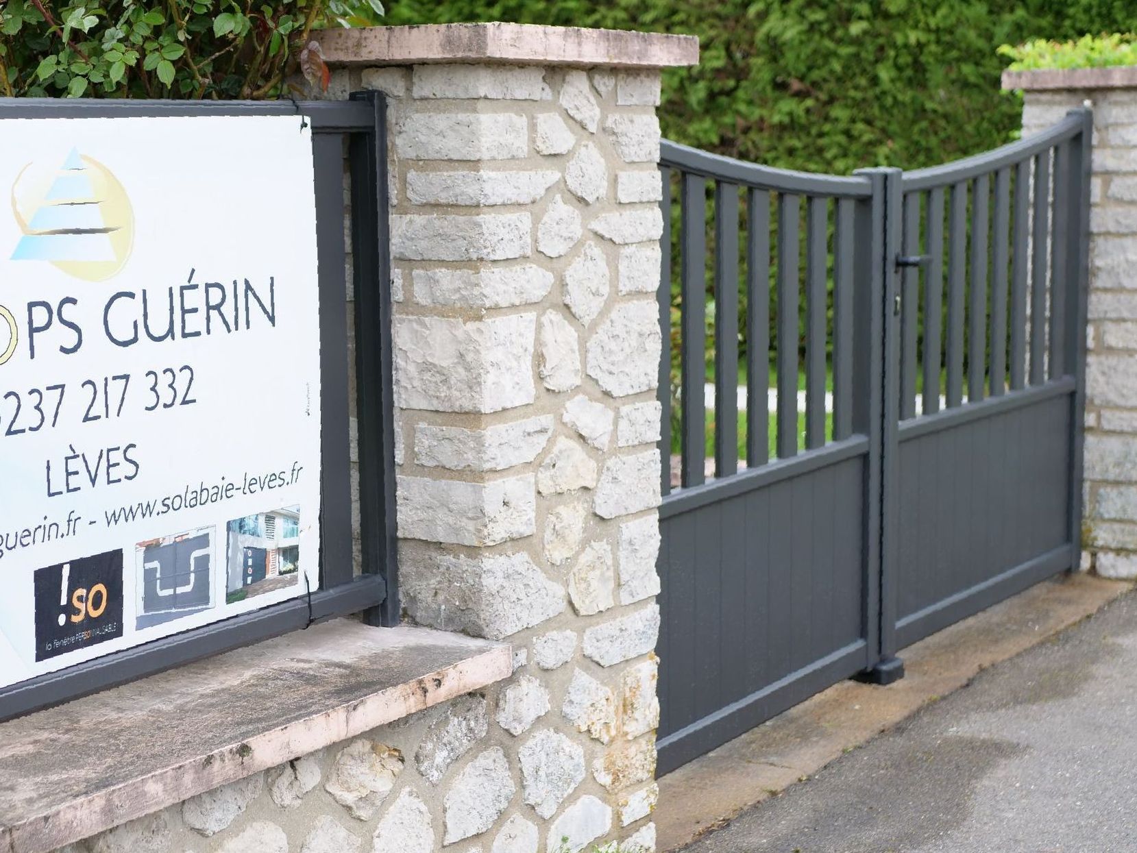 Un mur de briques avec un panneau indiquant PS Guerin dessus