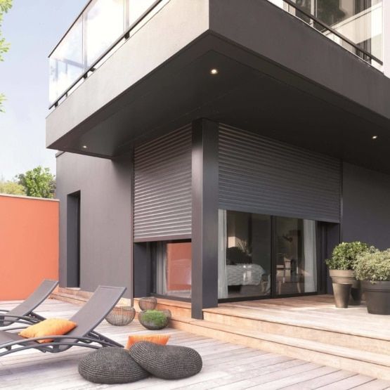 Un rendu d'une maison avec un patio et des chaises