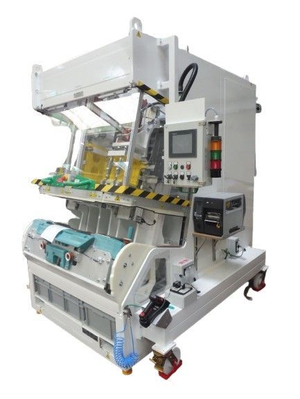 Machine industrielle, blanche et grise, avec panneau de commande, éventuellement pour la fabrication.