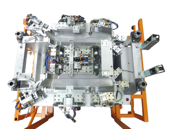 Dispositif industriel avec plusieurs pinces et mécanismes, probablement destiné à l'industrie manufacturière. Argent et orange, avec assemblage complexe.