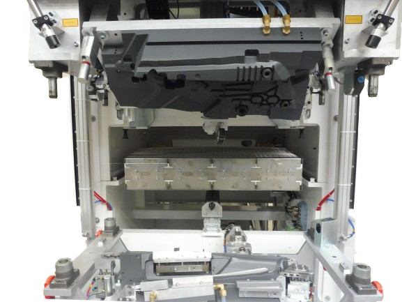 Intérieur de la machine, pièces moulées grises et plate-forme métallique, peut-être une chaîne de montage.