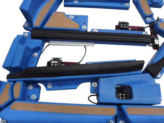 Gros plan d'un appareil robotique bleu avec des composants, des vis et des fils noirs.