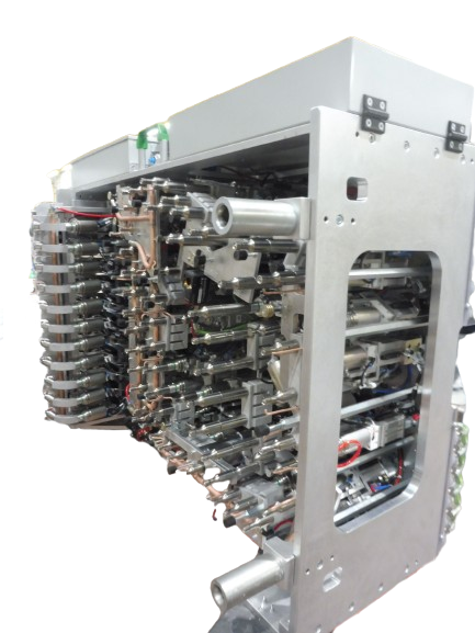 Machine complexe avec composants empilés et cadre métallique.