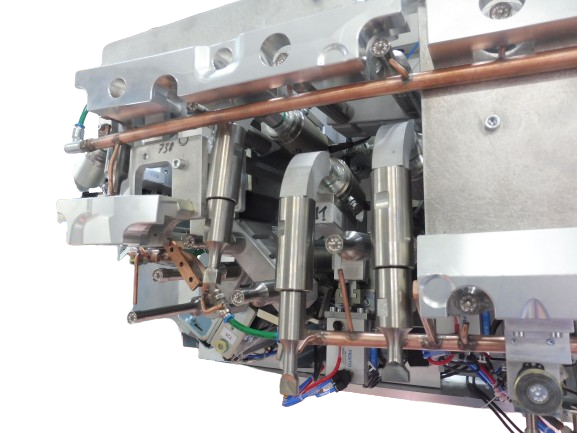 Gros plan d'une machine complexe avec des tuyaux en cuivre et des composants métalliques.