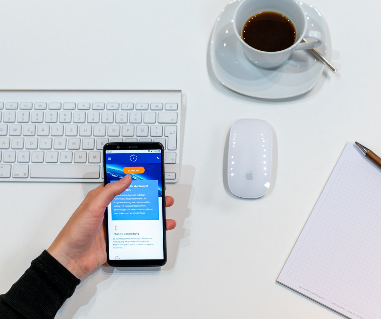 Person kontaktiert den Bootsite X-Support über ein Smartphone