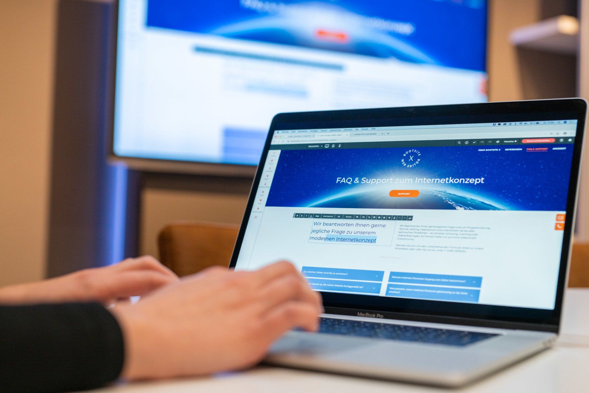 Person ändert den Text im Bootsite X-Editor am Laptop
