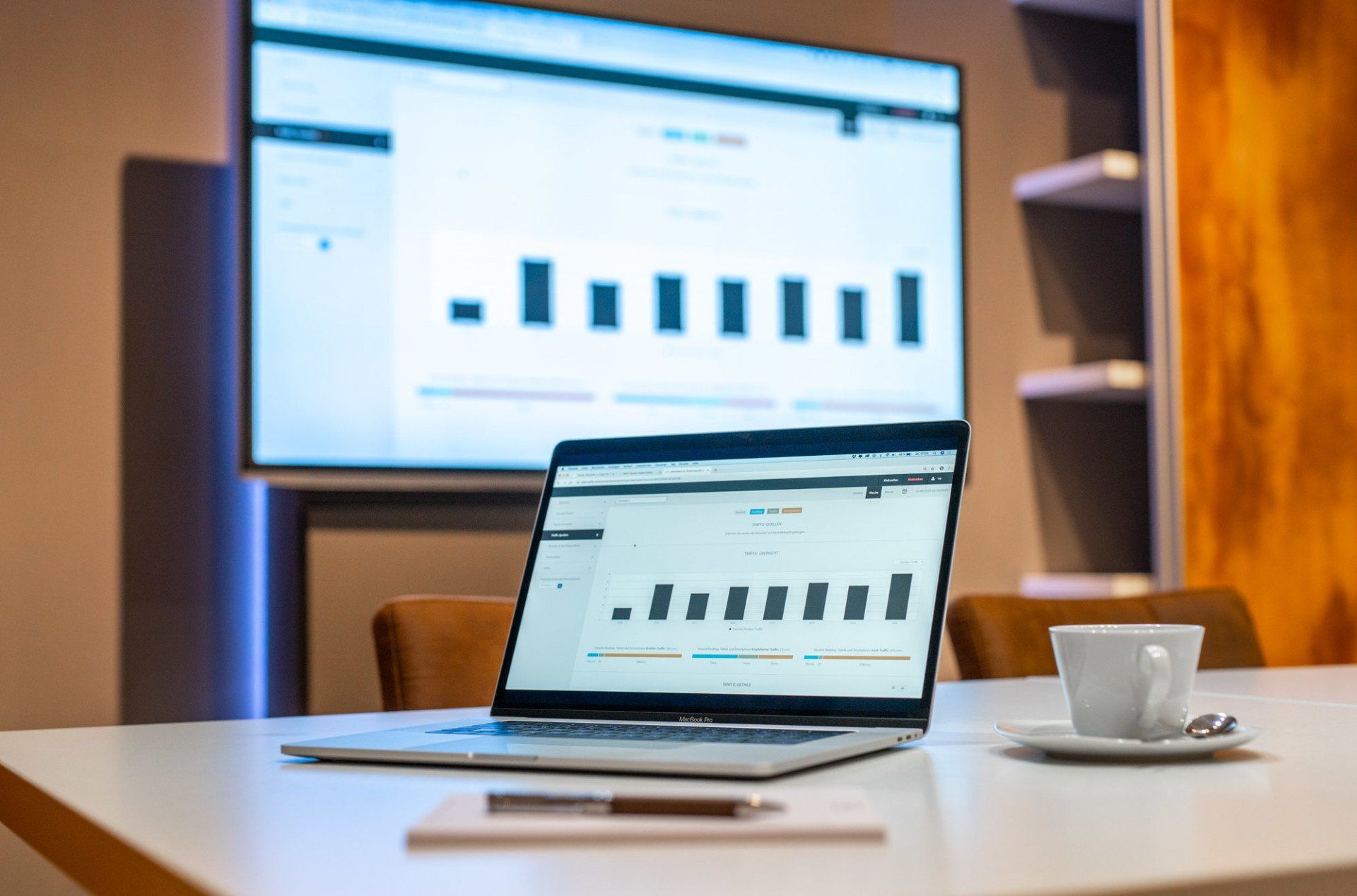 Laptop und Fernsehbildschirm mit abgebildeten Bootsite X-Statistiken