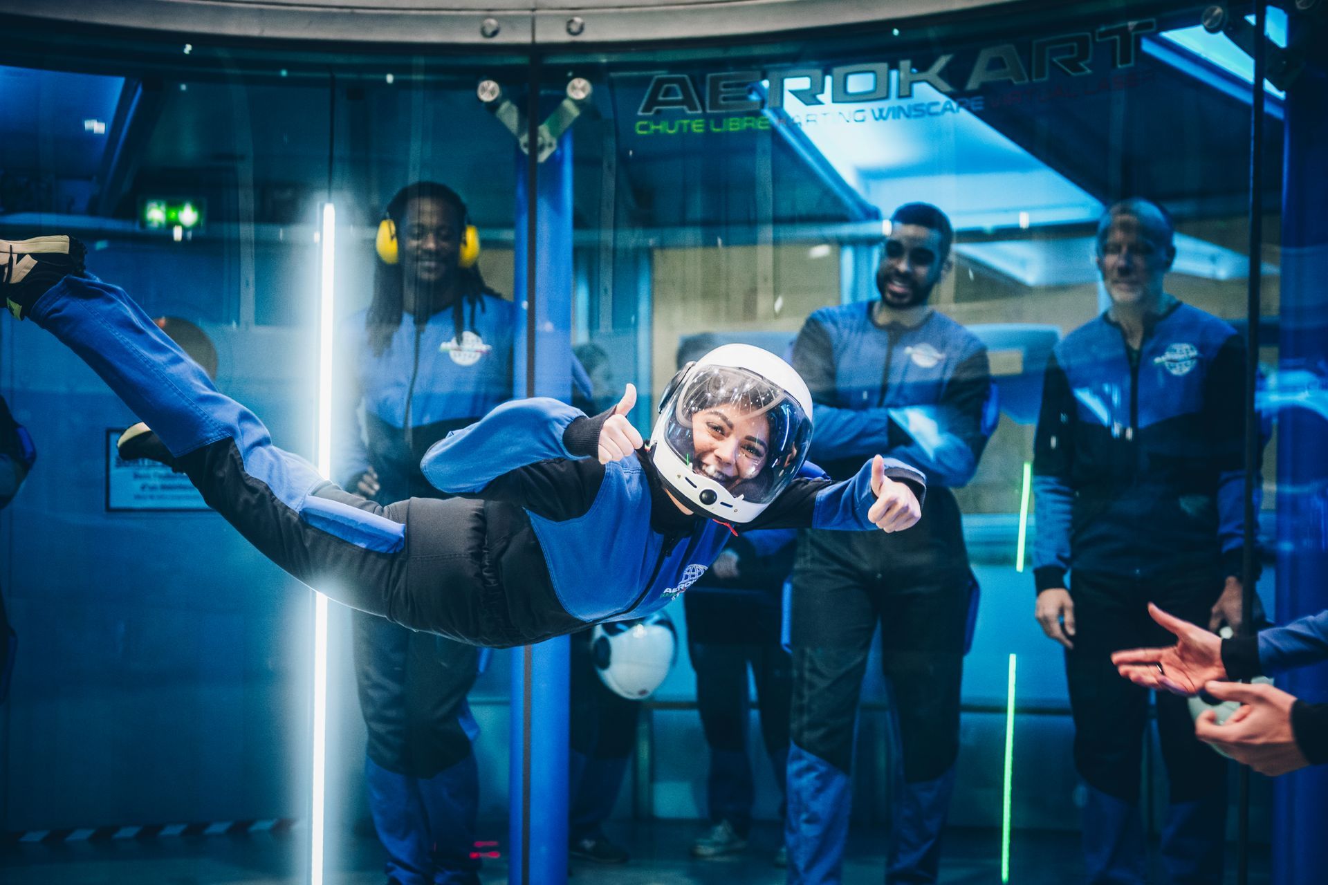 Une personne vole dans les airs dans une soufflerie.