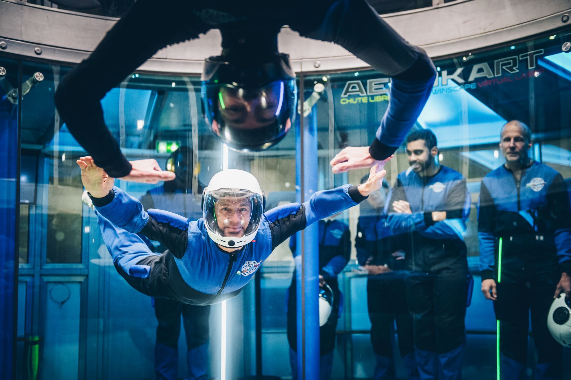 Un homme vole dans les airs dans une soufflerie.