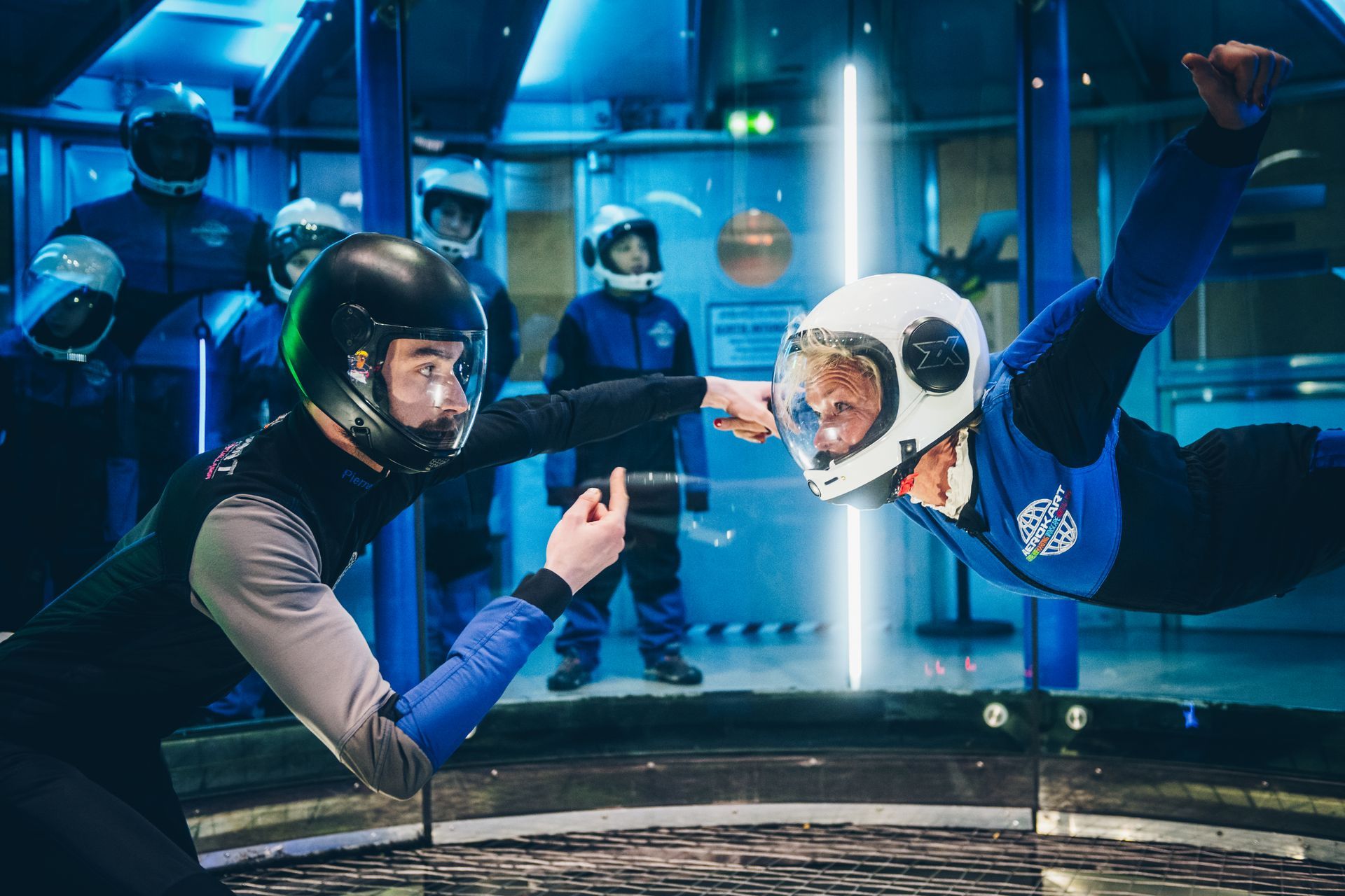 Un homme et une femme volent dans un tunnel.