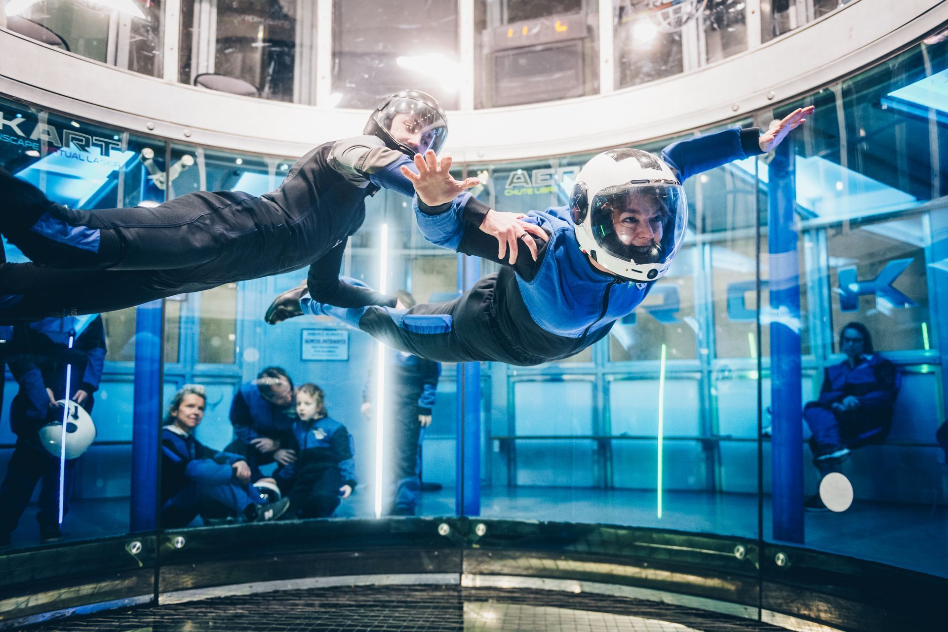 Un homme vole dans les airs dans une soufflerie.