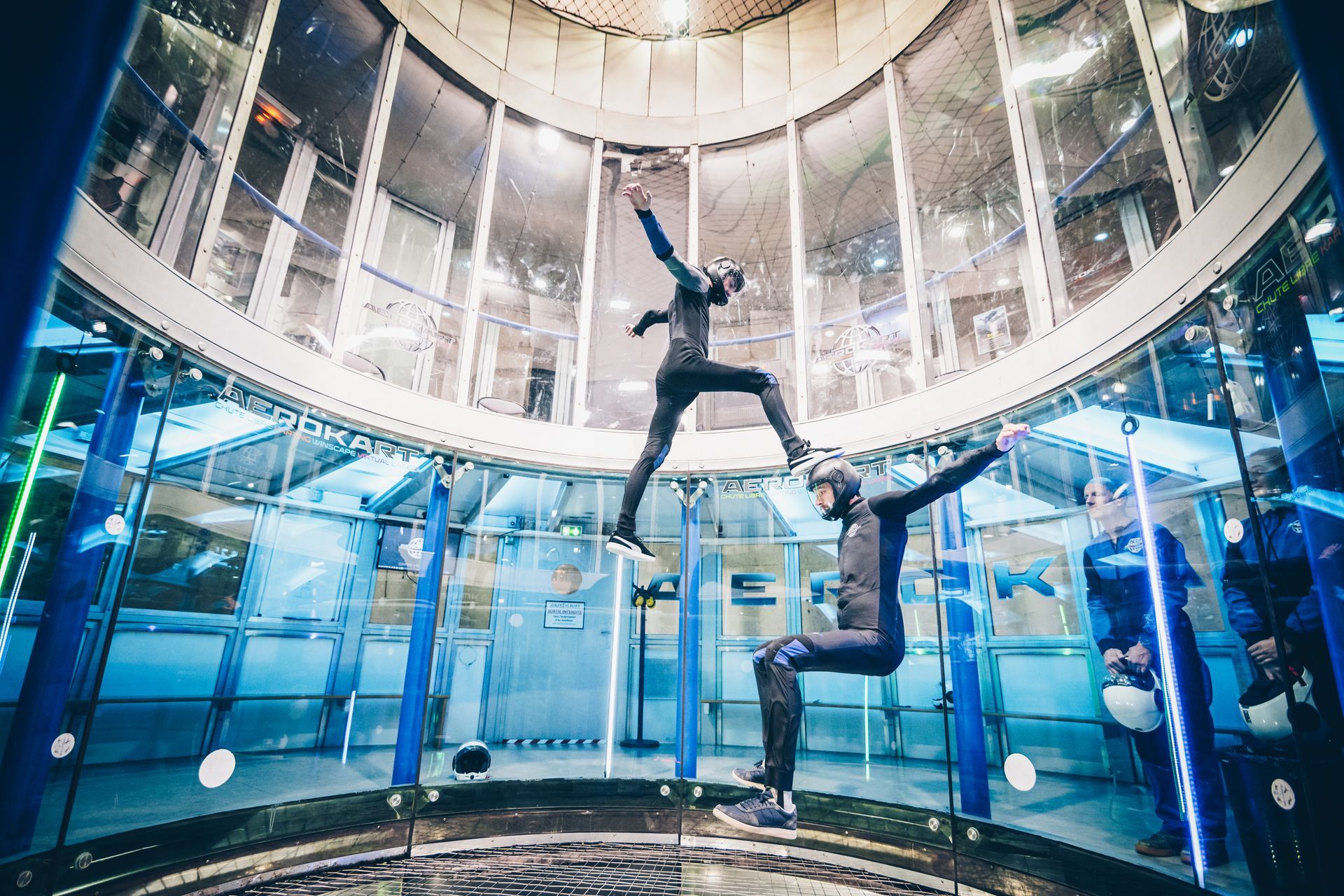 Un groupe de personnes vole dans les airs dans un bâtiment.