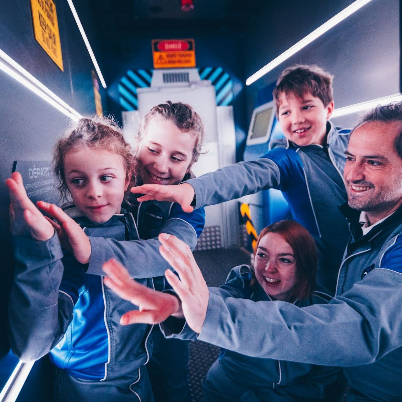 Un groupe de personnes se tendent la main les unes vers les autres