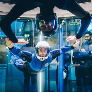 Un homme en costume bleu vole dans les airs