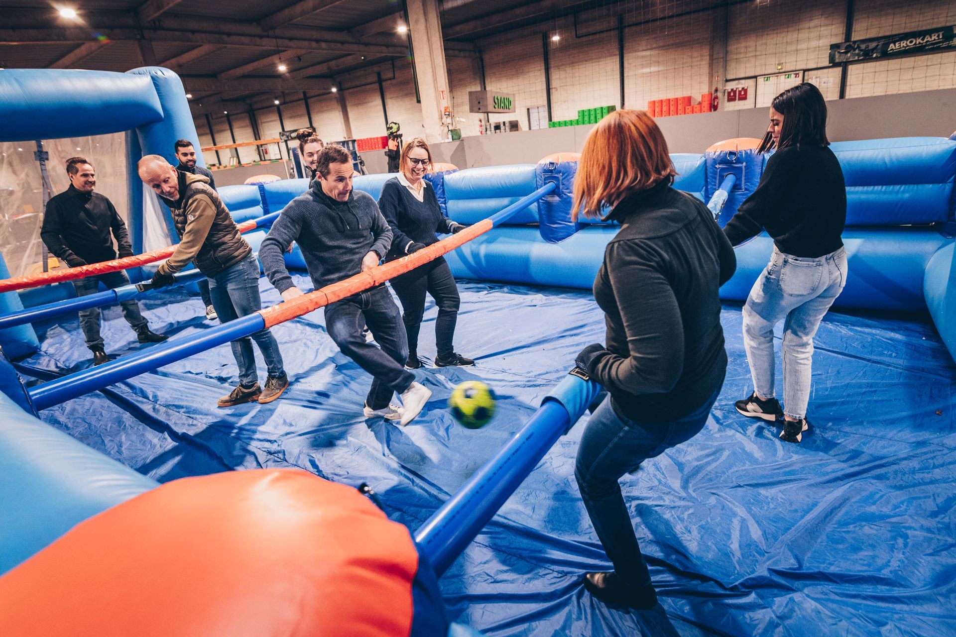 Une grande salle remplie de tables, de chaises et de ballons.