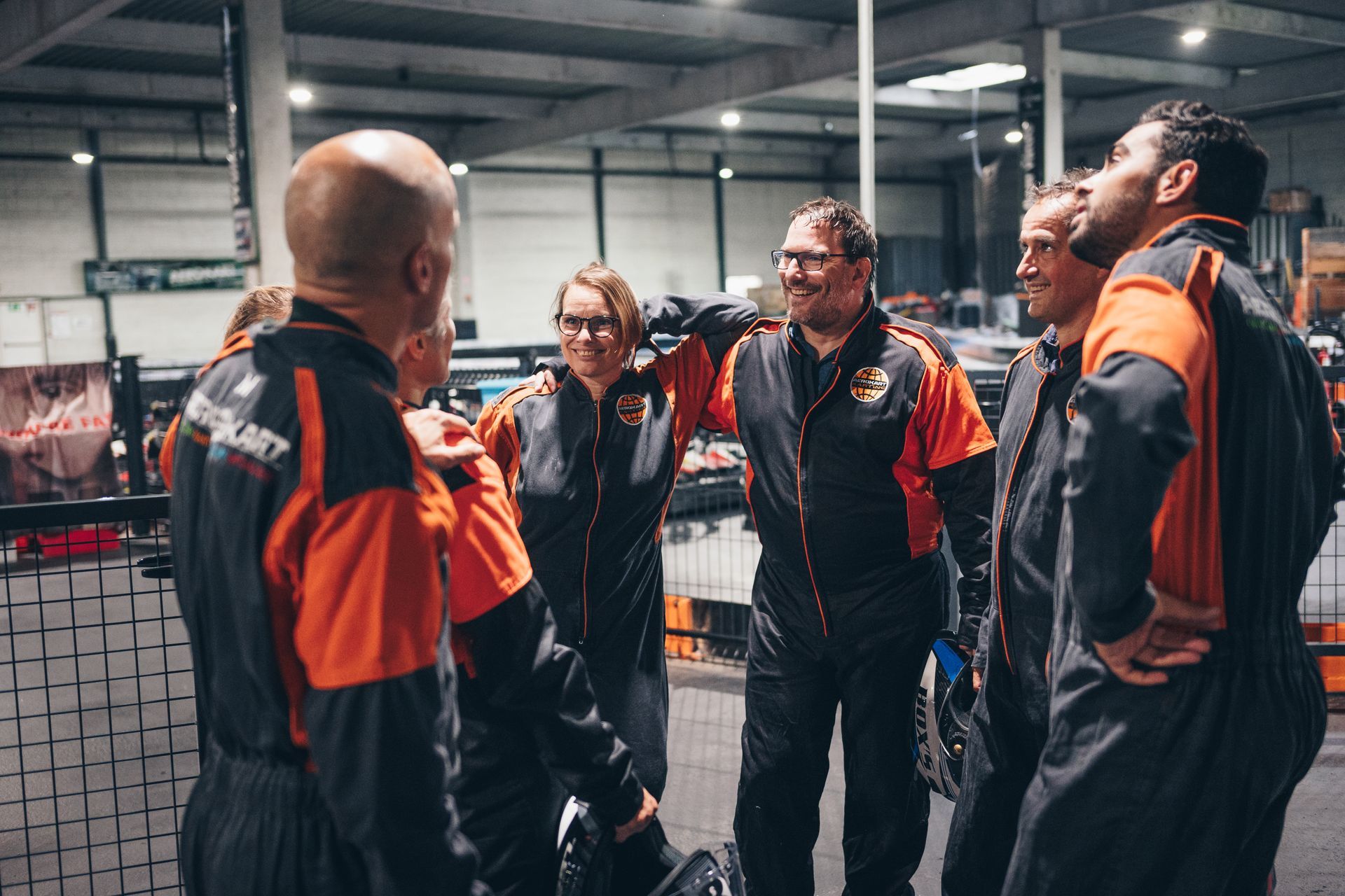 Un groupe de personnes en train de discuter sur une piste de karting